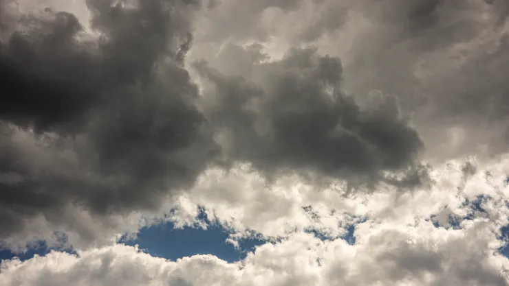 ¿Por qué hay relámpagos y cielo nublado, pero no llueve?