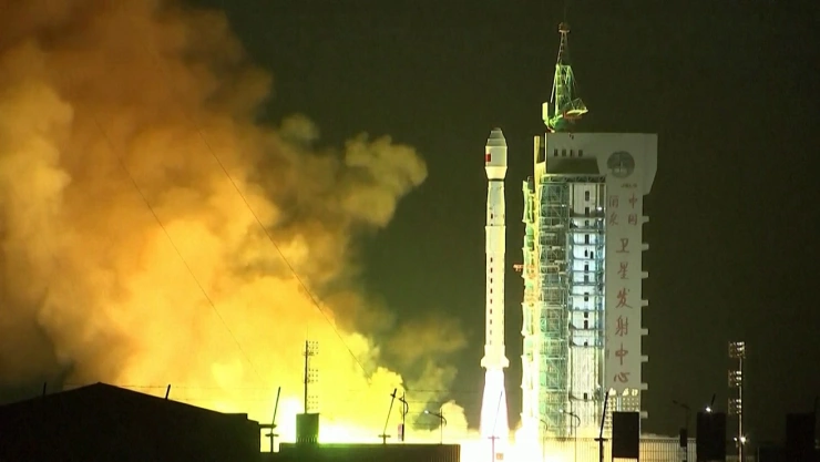 China lanzó el miércoles un cohete Long March-4C para colocar el nuevo satélite L-SAR 01A en el espacio.