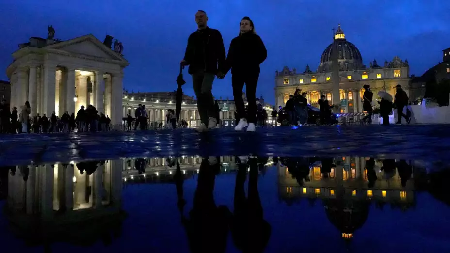 Gente en la plaza de San Pedro en el Vaticano.
