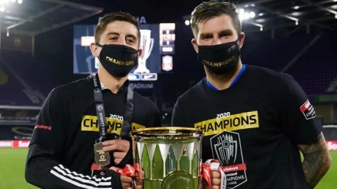 Adrián Garza festeja Conchampions con André Pierre Gignac Tigres Costa Rica