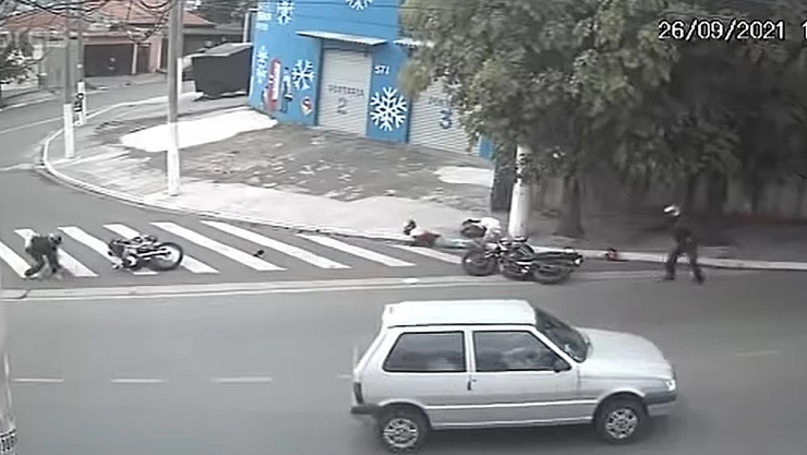 motociclista_robo_asaltantes_brasil