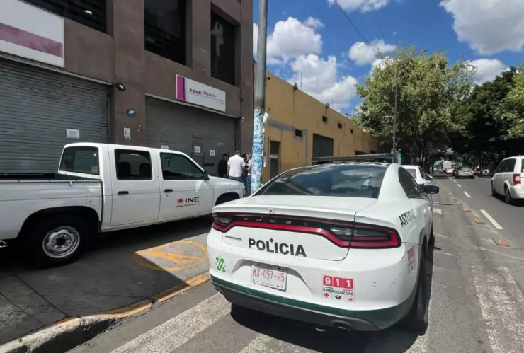 Señor sufre un paro cardíaco en medio de una discusión en un módulo del INE en la colonia Centro
