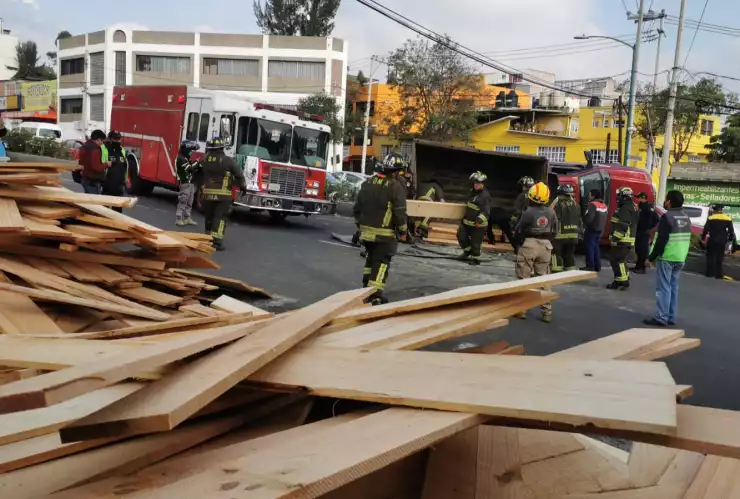 VOLCADURA CAMIÓN DE MADERA.jpeg