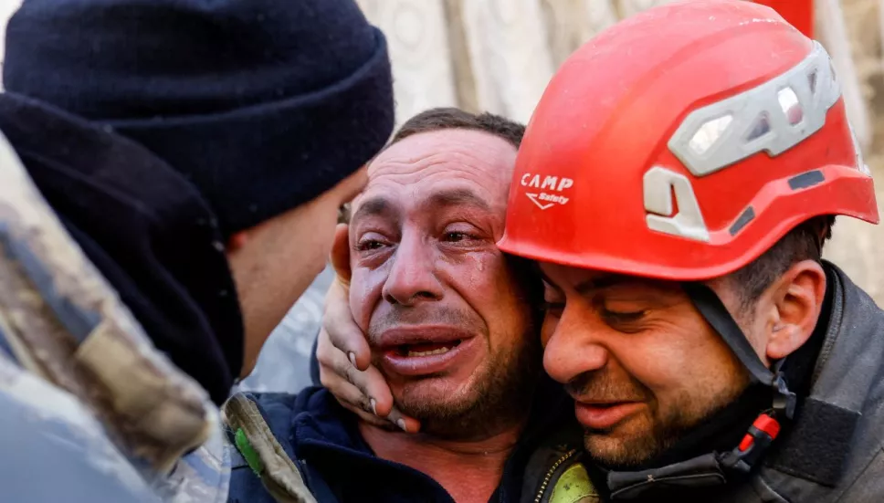 Personal de rescate trabaja entre los escombros a fin de localizar a más personas con vida