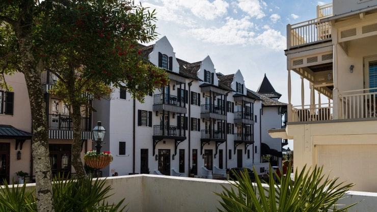 la hermosa edificación en el downtown de Rosemary Beach.
