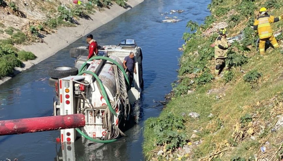 Bomberos de Coacalco acudían a sofocar un incendio en Ecatepec pero cayeron a un canal de agua negras.