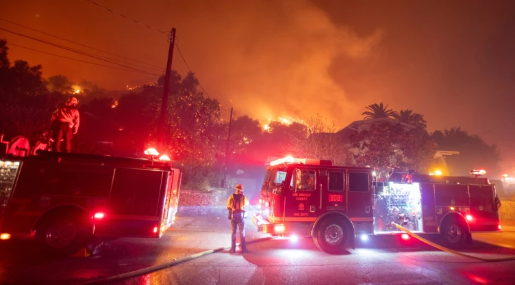 Bomberos combaten incendios forestales de Los Ángeles, California