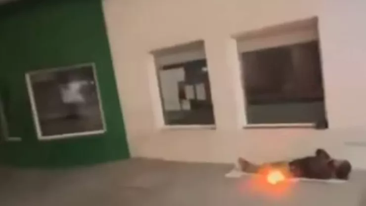 Mujeres arrojan cohetes a hombre indigente y lo graban (VIDEO)