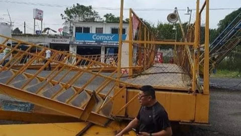 Tractocamión tumba puente peatonal.