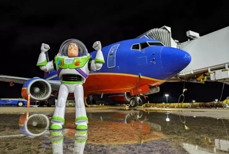 Buzz Lightyear regresa con su amigo fiel tras extraviarse en avión