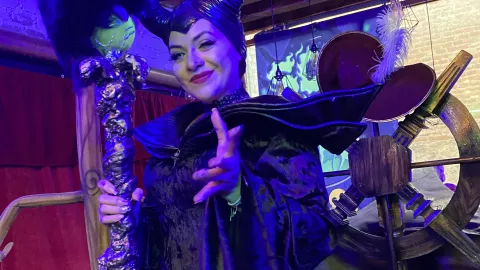 Mujer disfrazada de Mal&eacute;fica de Disney