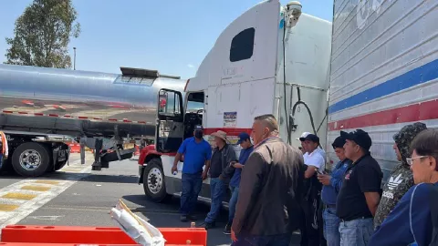 Transportistas anuncian paro nacional por falta de seguridad en carreteras.