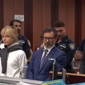 Selma Blair se declara no culpable: actriz enfrenta cargos por agredir sobrecargos en vuelo Delta y personal de hospital