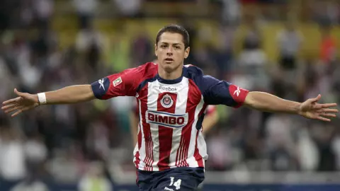 Chicharito Hernández con la playera de las Chivas en el Torneo Bicentenario 2010