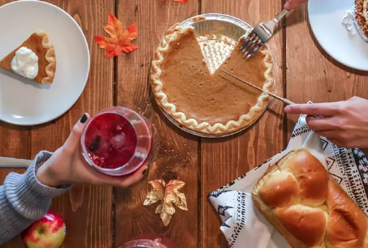 Friendsgiving_ ¿Qué es, cómo surgió y cómo se popularizó_.jpg