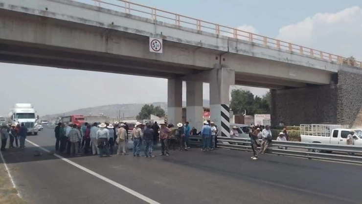 Cierran manifestantes la a carretera Amozoc-Nautla hoy 14 de mayo de 2024