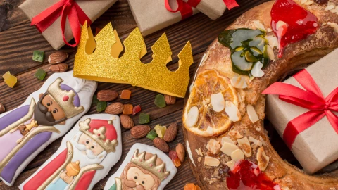 Mesa con una rosca y adornos alusivos al Día de los Reyes Magos 2025