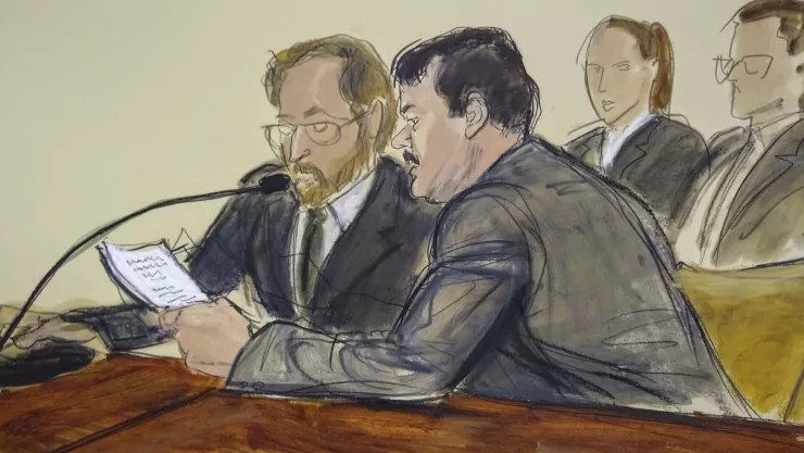 Dibujo de una sala de la corte federal de Brooklyn. El Chapo Guzmán, a la derecha, lee un documento junto a un intérprete, minutos antes de ser sentenciado a cadena perpetua. Imagen, AP.