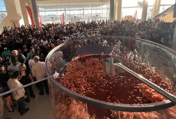 Mazatlán consigue el Récord Guinness del cóctel de camarón más grande del mundo