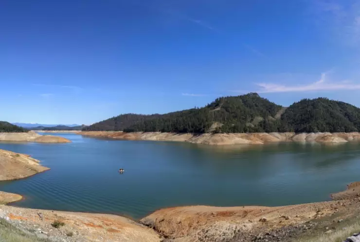 El lago Oroville se creó en la década de 1960 con la construcción de la presa de Oroville.
