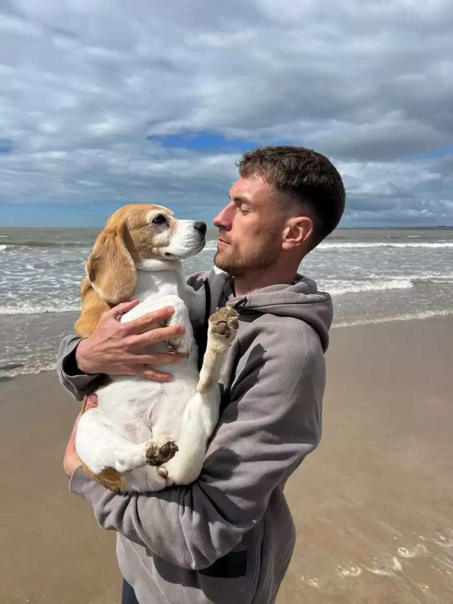 Aaron Ramsey junto con su perrita Halo