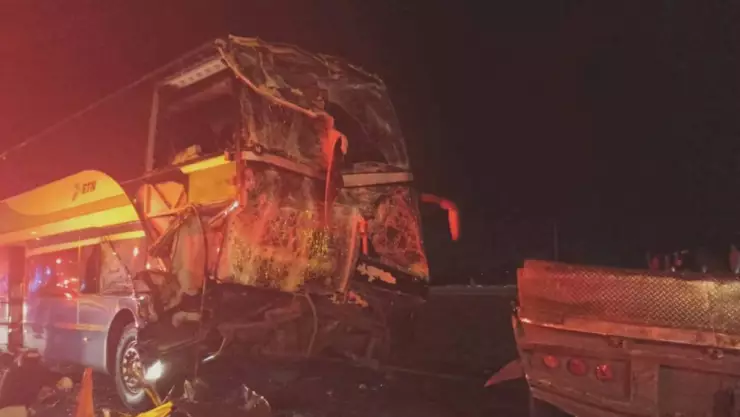 Autobús choca contra remolque