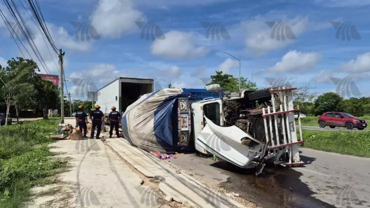 ÚLTIMA HORA_ Reportan FUERTE ACCIDENTE en el Periférico de Mérida tras VOLCADURA de camión de carga