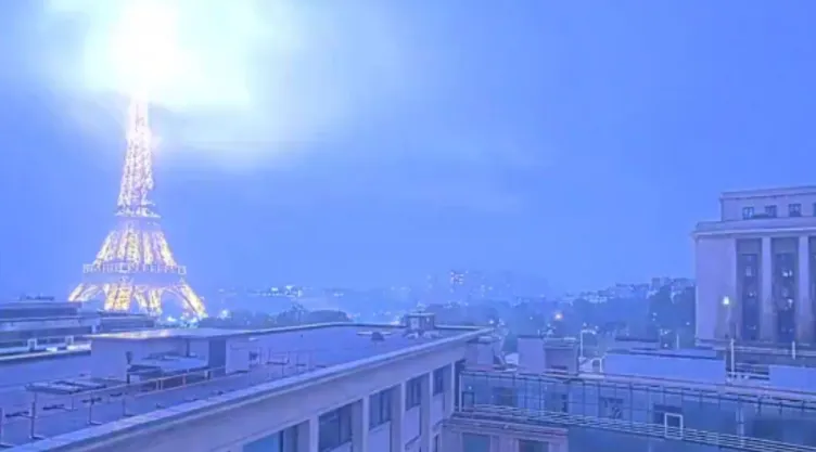 VIDEO ¡Increíble! Rayo impacta sobre la Torre Eiffel durante tormenta eléctrica