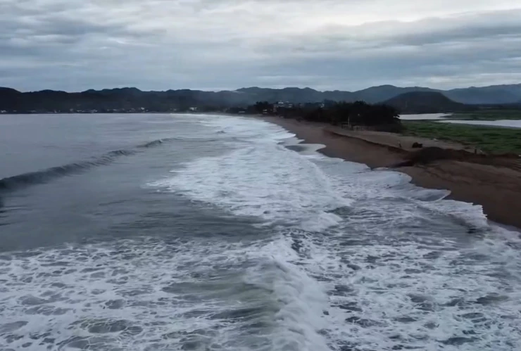 Oleaje elevado en costas de Jalisco por TT Raymond.jpg