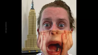 Macaulay Culkin TV Azteca_2.jpg