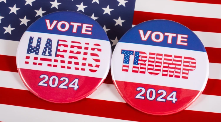 Pins de Kamala Harris y Donald Trump por las elecciones presidenciales de EU