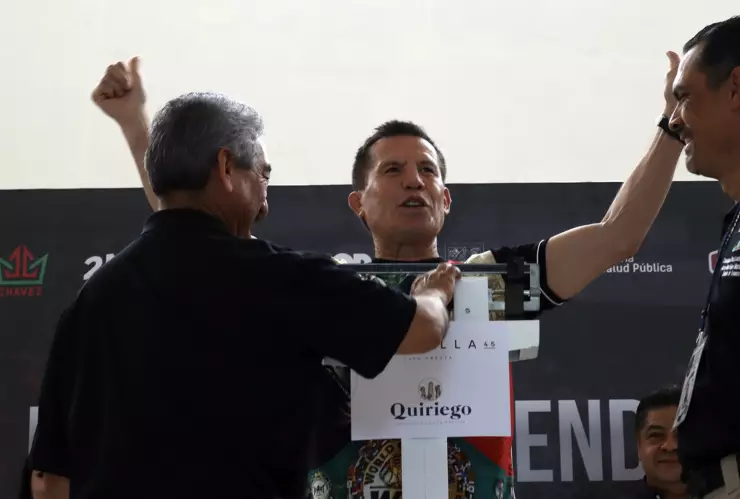 Julio César Chávez en la báscula