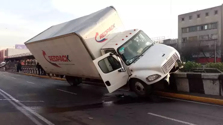 Camión se impacta contra muro en Calzada de Tlalpan