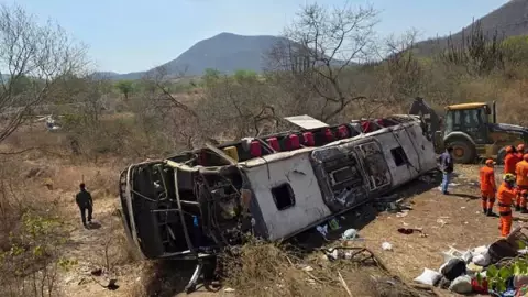 Vuelca autobús con peregrinos en Brasil.