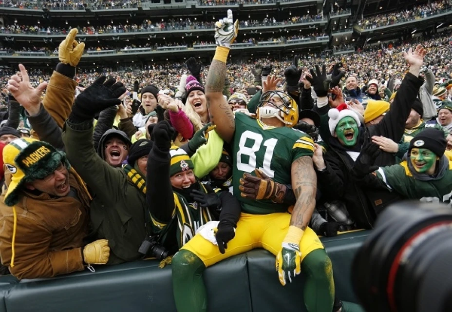 Andrew Quarless de los Packers de Green Bay celebra un touchdown contra los Cowboys de Dallas en los playoffs de la NFL