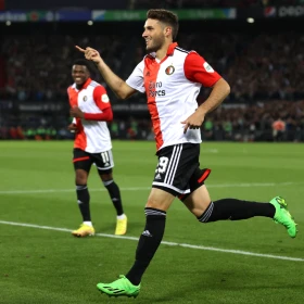 Santiago Giménez celebra un gol con el Feyenoord