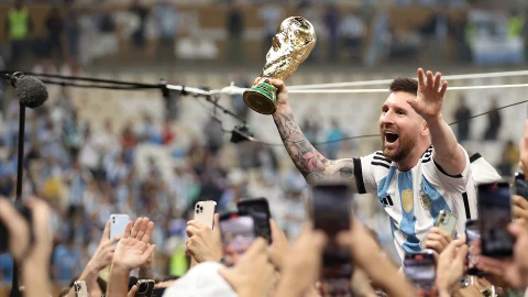 Lionel Messi con la Copa del Mundo