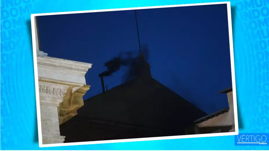 Sale humo negro de la chimenea de la Capilla Sixtina en el Vaticano.