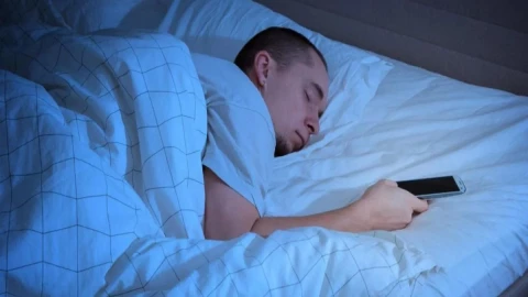 Estos son los riesgos de dormir cerca del celular