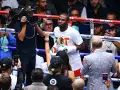Floyd Mayweather entrando al ring de la Arena CDMX