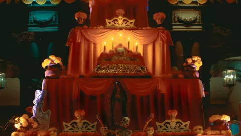 ¿Cuál es el significado del altar de muertos y qué elementos debe tener en Jalisco?