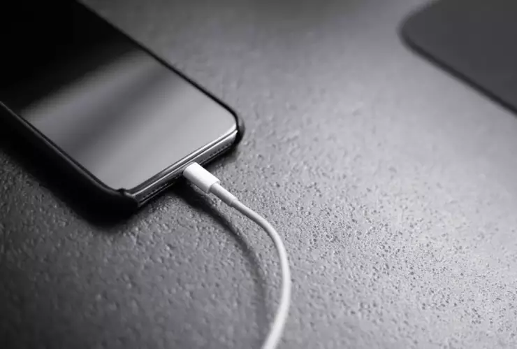 Por esta razón no debes dejar conectado el celular a la corriente