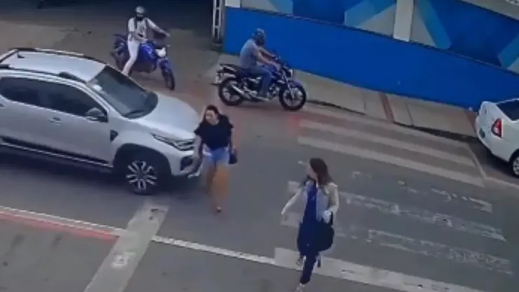 VIDEO | Captan momento en que camioneta atropella BRUTALMENTE a una mujer al cruzar la calle