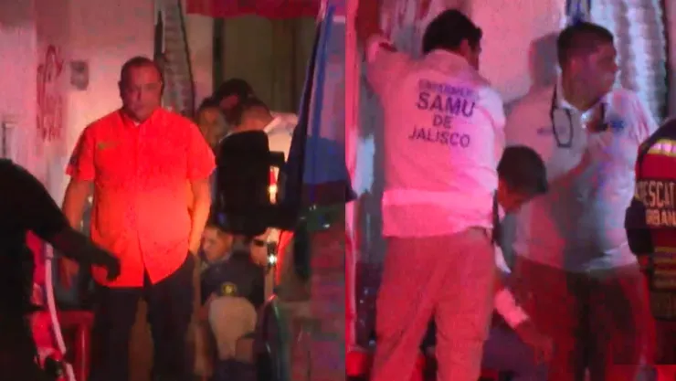 Mujer dispara a hombre que caminaba por la calle en Jalisco