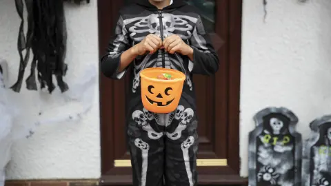 NIÑOS SALEN A PEDIR DULCES
