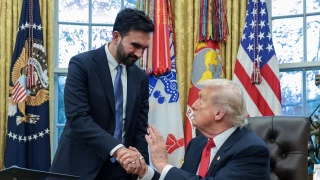 El alcalde electo de Nueva York Zohran Mamdani le da la mano al presidente de Estados Unidos Donald Trump durante su reunión en la Oficina Oval