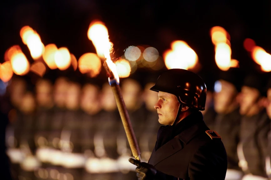 Militares alemanes realizan el desfile de antorchas.