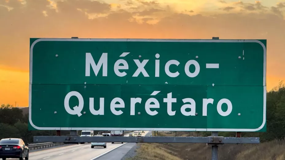 ¡Accidentes y reducción de carriles! Hay TRÁFICO VEHICULAR INTENSO en la carretera León-CDMX hoy viernes 5 de diciembre.jpg