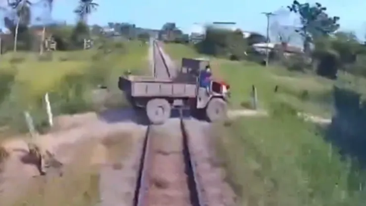 ¡Pierde la vida un menor! Tren se impacta contra camioneta que intentaba cruzar la vía (VIDEO).jpg