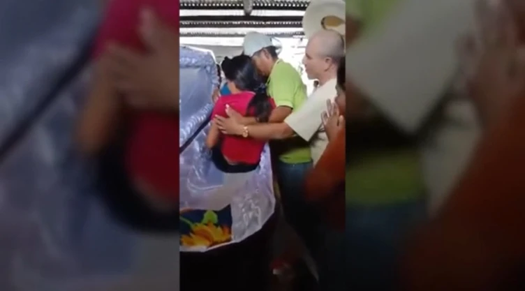 Familia da por muerta a adolescente y ella despierta en su velorios.